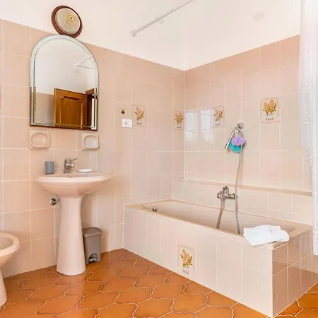 Yunger House With Garden And Balcony X5